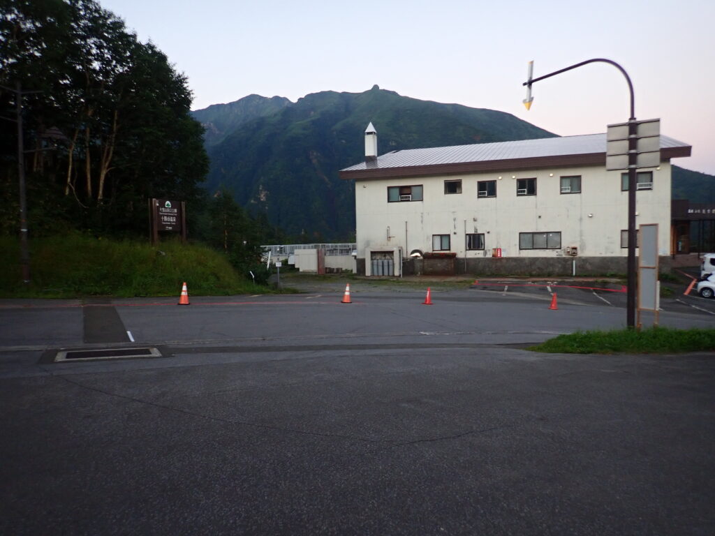 やっと明るくなってきました。十勝岳温泉公共駐車場から出発します。