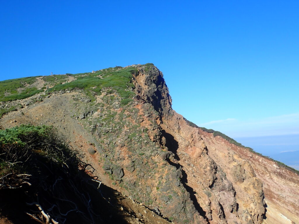 かみふらの岳を上ホロ側から見ると切り立った崖になっています。