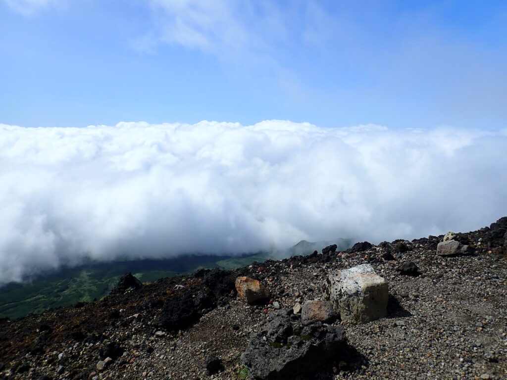 ９合目付近より大雲海が広がり、登山者はまさに「雲上の人」となりました。