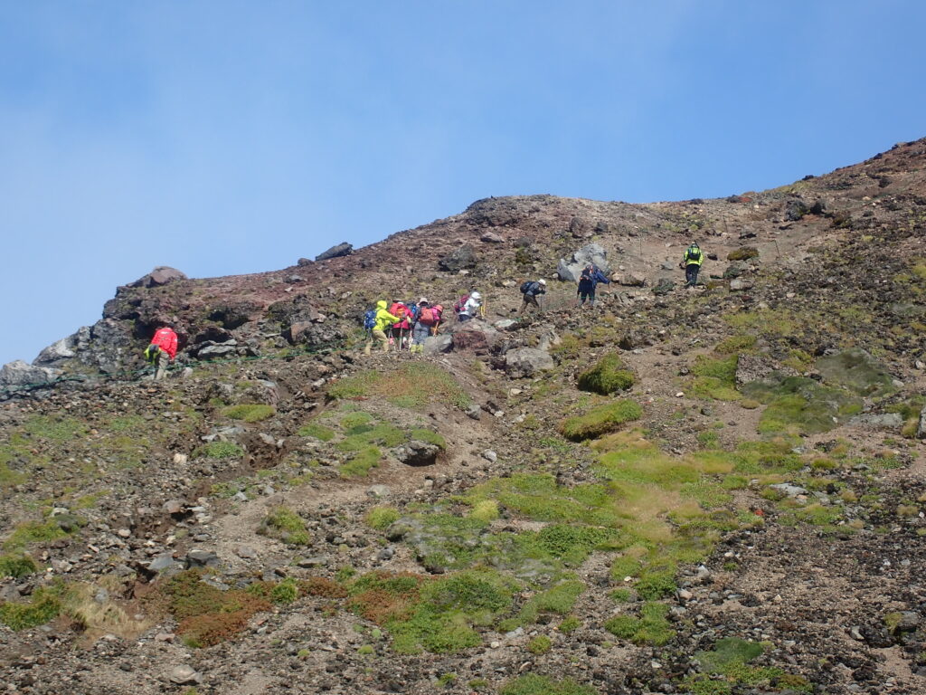ニセ金庫岩付近からの撮影です。天気も良いことからたくさんの人が山頂を目指しています。