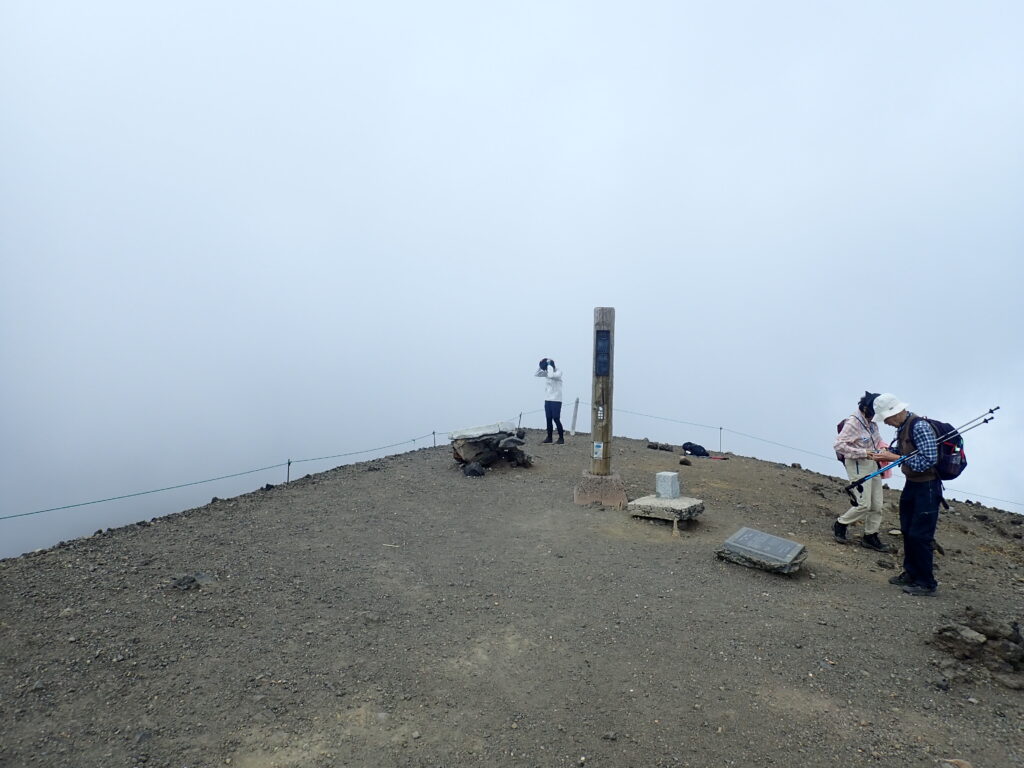 旭岳山頂2,291mです。雲がかかってきました。
