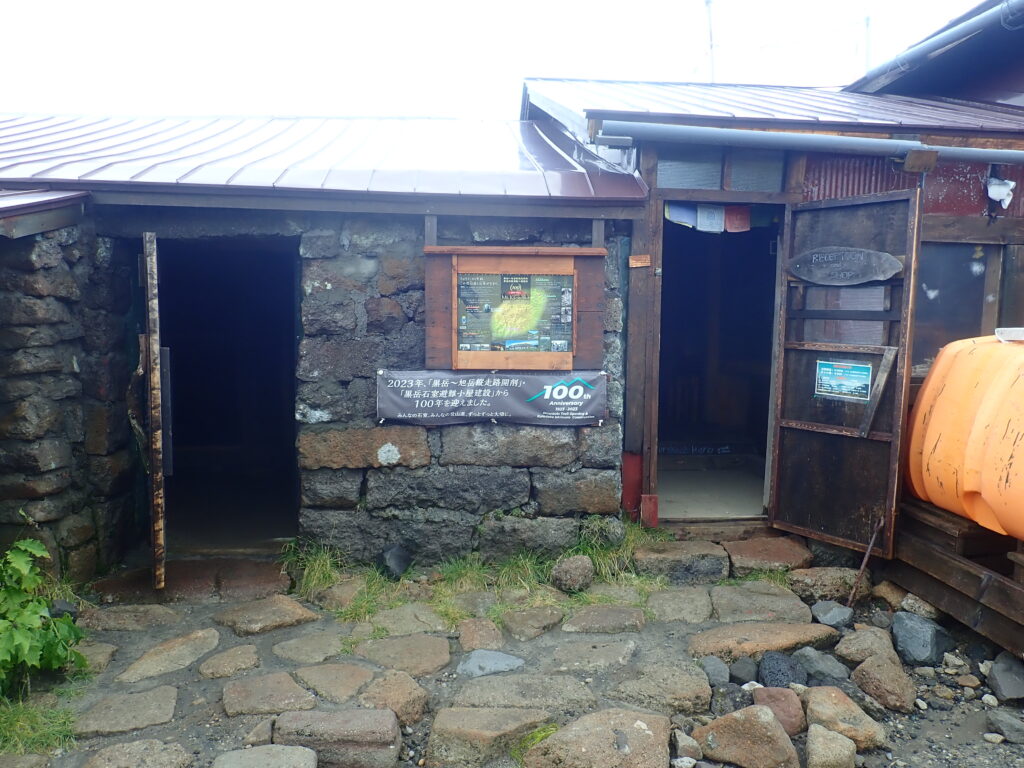 くろだけ避難小屋です。今年は、黒岳－旭岳　縦走路開削100周年に当たります。