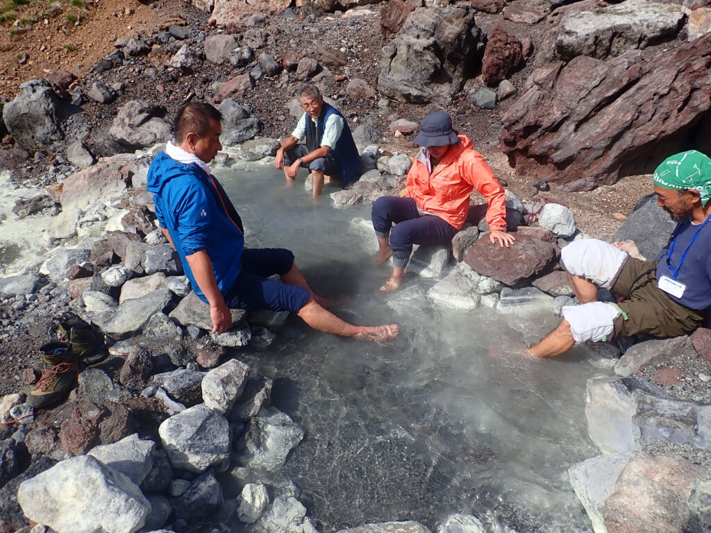 大雪の出湯「中岳温泉」で足湯を楽しみます。