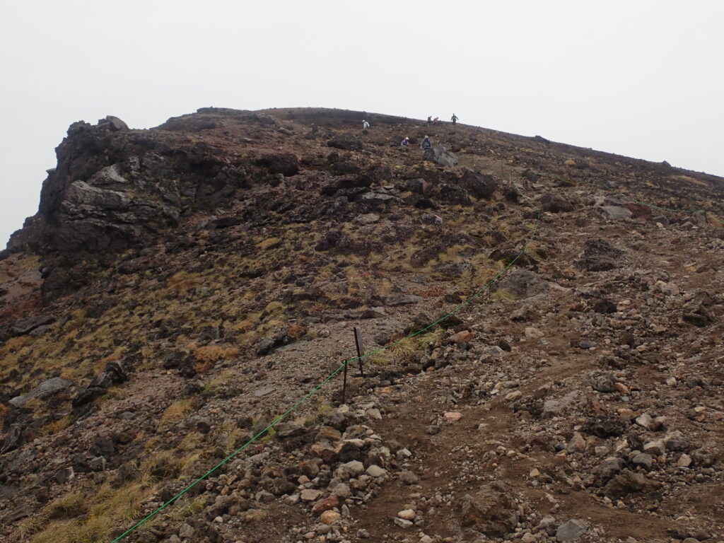 もうすぐ山頂です。旭岳登山で最も急斜面で足場の悪いところです。