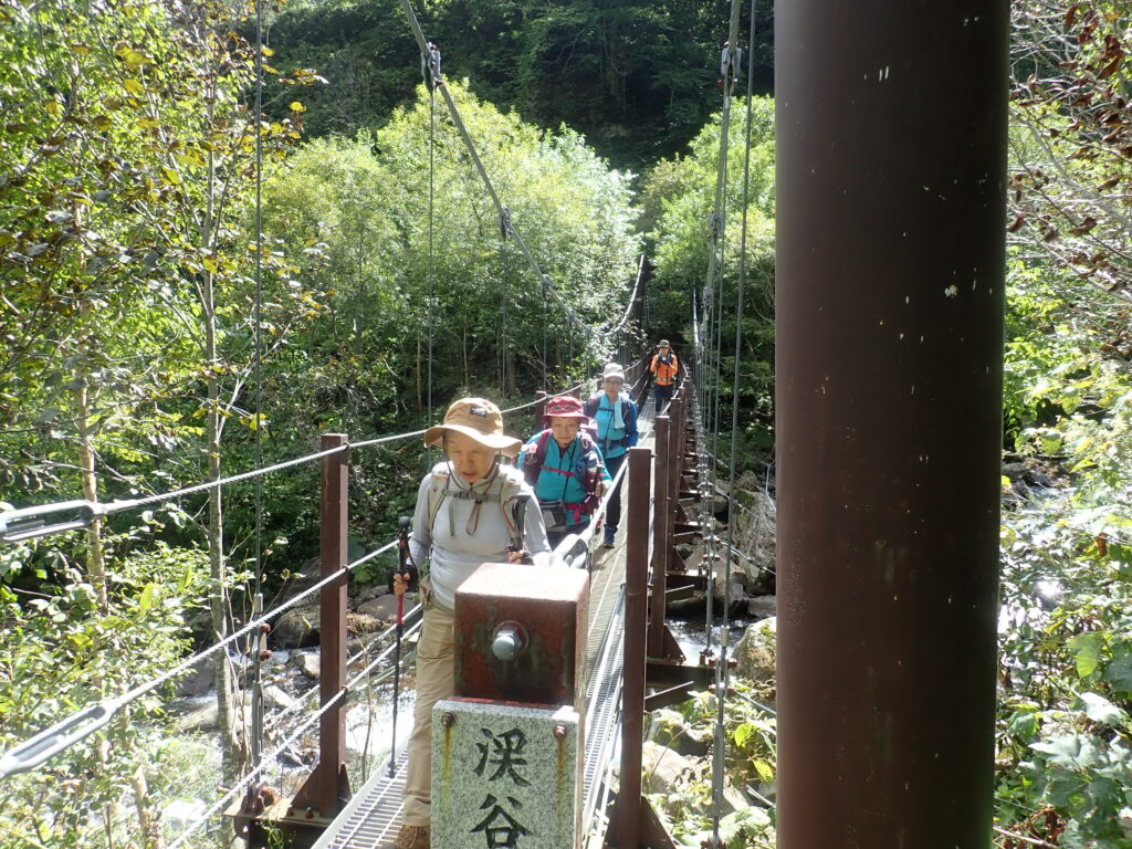 二つ目の吊り橋を渡ります。ここを過ぎると急斜面の登りとなります。