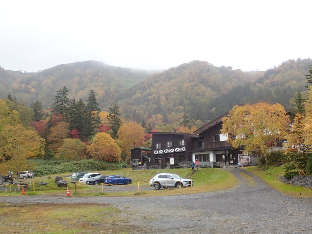 紅葉は高原山荘付近が見ごろを迎えています。
