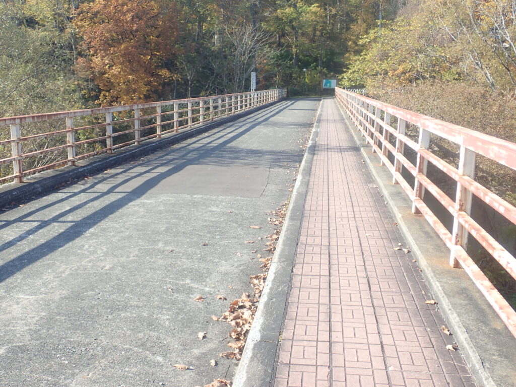 駐車場はオサラッペ川左岸にあり階段を上って、この橋を渡り公園に入ります。