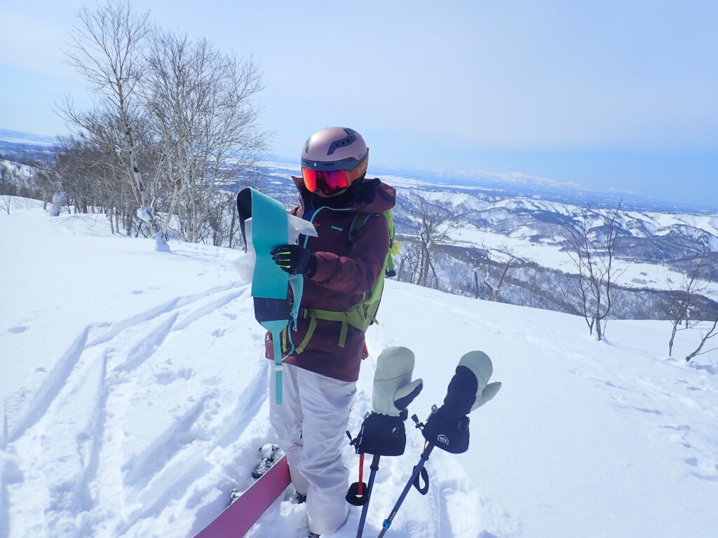鷹巣山に登り返しました。ここから緩い下りをスキーで滑って車まで帰ります。