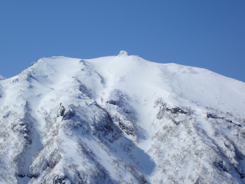富良野岳北尾根のラウンドマーク「ホコ岩」