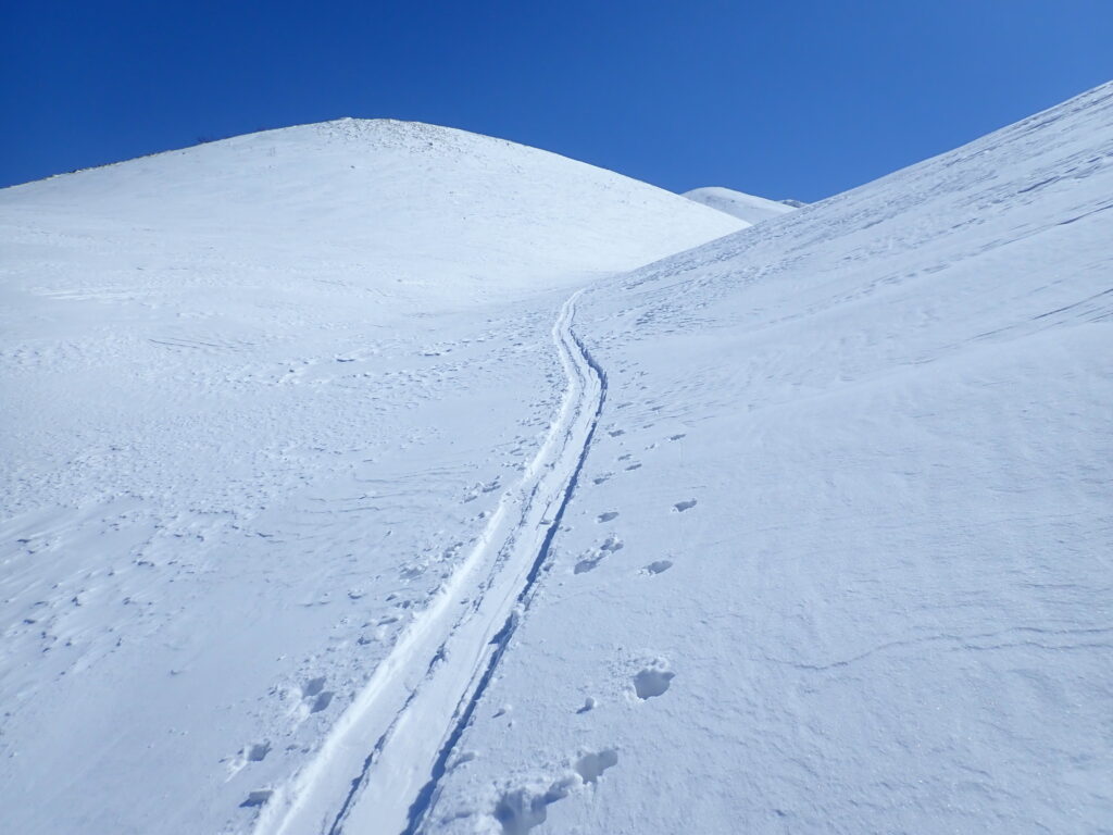 先行者のトレースがあり利用させてもらいます。

広い雪原のスロープを登ります。