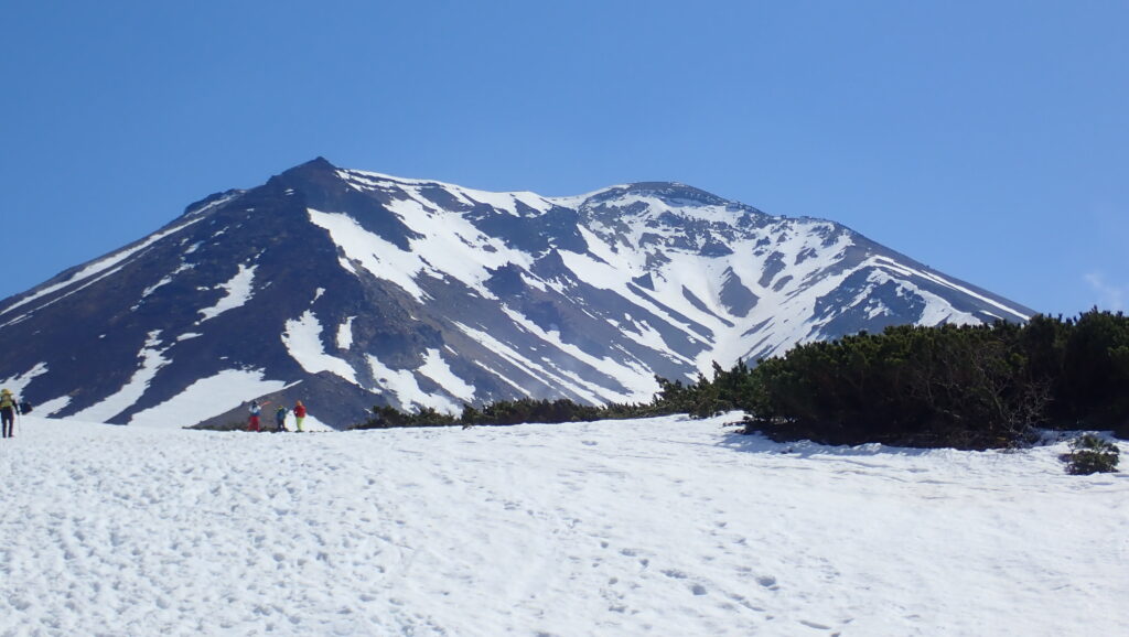 良い天気に恵まれましたが、旭岳はご覧の通り雪はかなり解けています。
