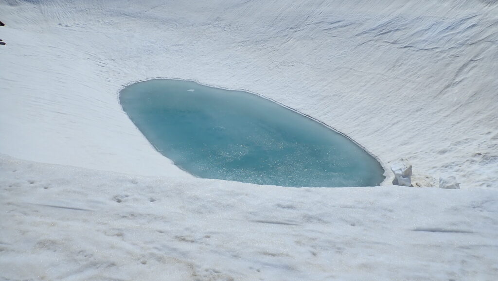 夫婦池の一つ「すり鉢池」です。

表面は凍っているようです。