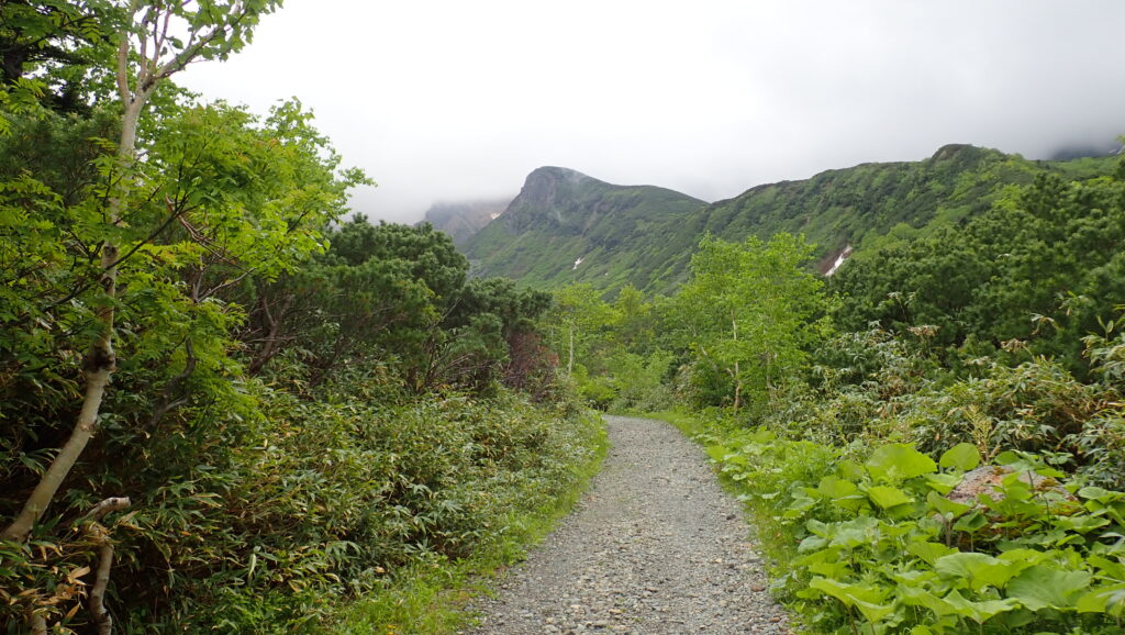 正面に「化物岩」

雲が低く下がって山々が見えません。