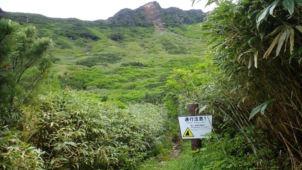 あの岩峰方向に登ります。

過去に落石事故があったことからこの区間「立ち止まらないでください」と注意書きがあります。