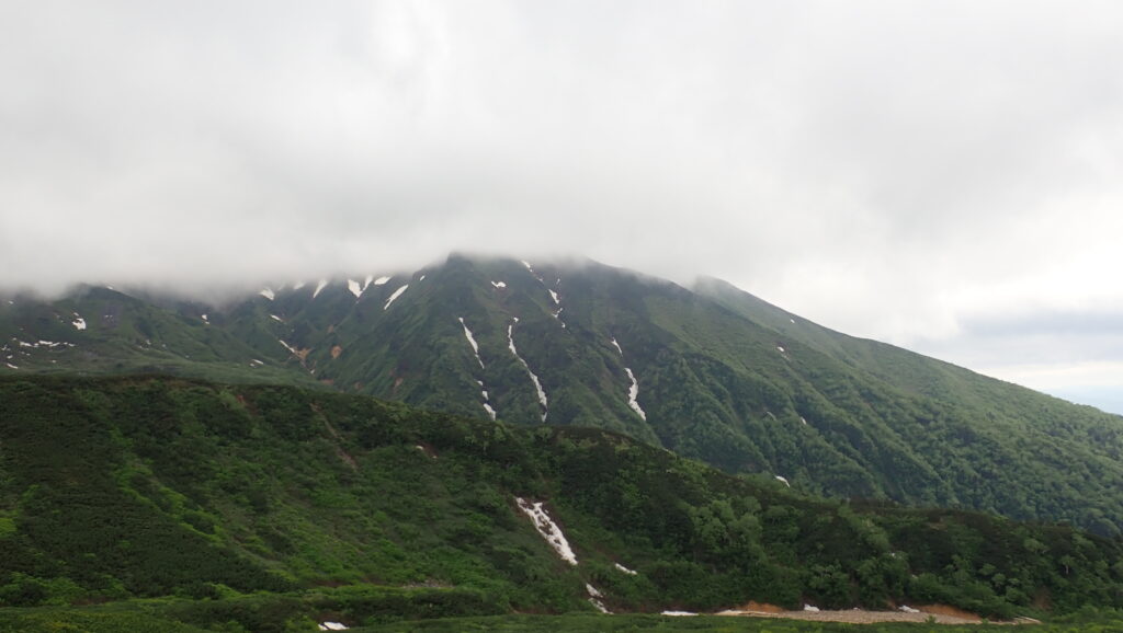 富良野岳もすっかり雲に隠れています。