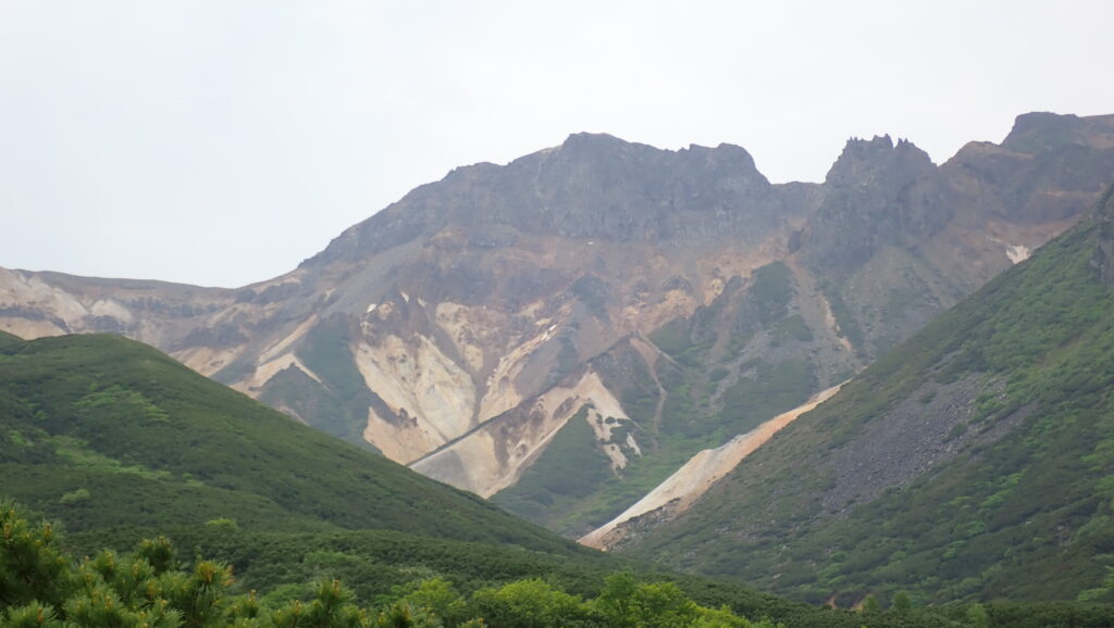 安政火口の上に「上ホロカメットク山」