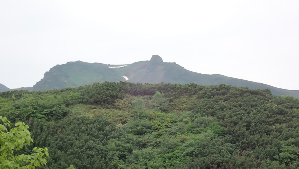 富良野岳北尾根のシンボル「ホコ岩」