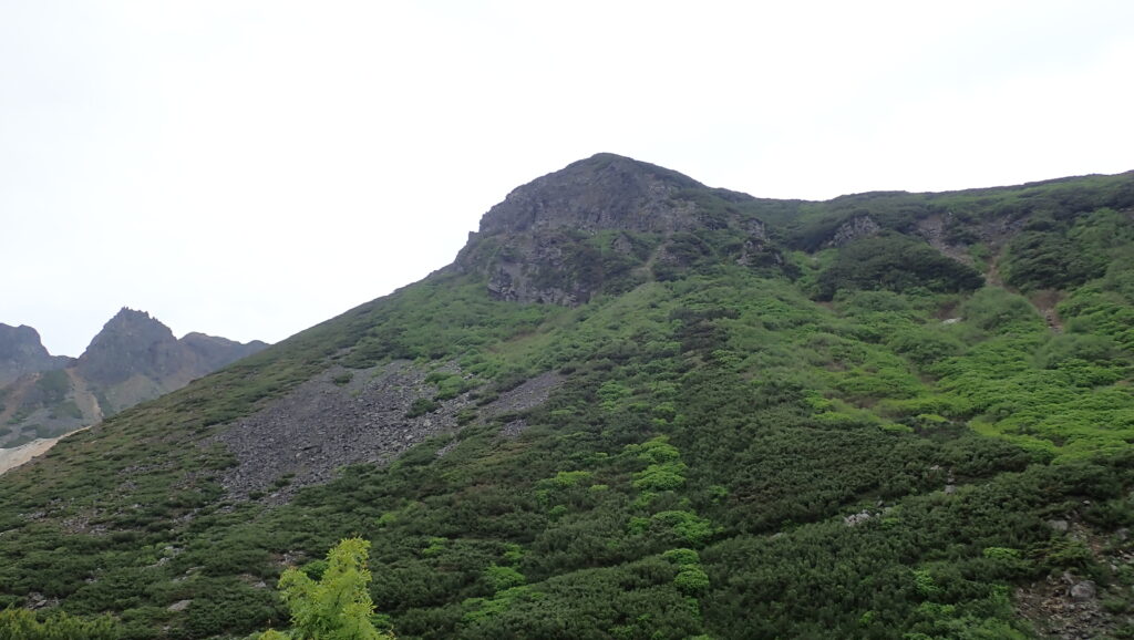 安政火口に近づくと「化物岩」が大きく見えてきました。