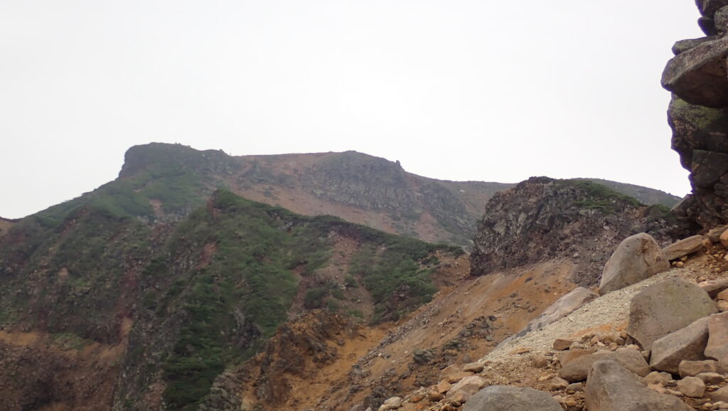 上富良野岳山頂が見えてきました。