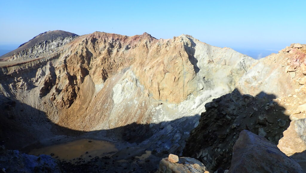 外輪山に着きました。水蒸気を勢いよく噴き上げています。