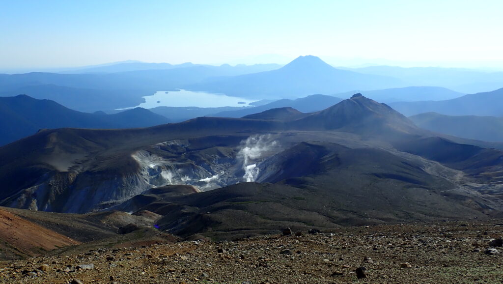 阿寒湖と雄阿寒岳

手前右が「剣が峰」