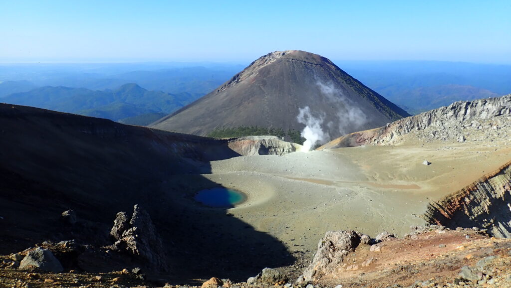 正面にこれから登る「阿寒富士」

こちらの方向からは端正な富士山の形です。