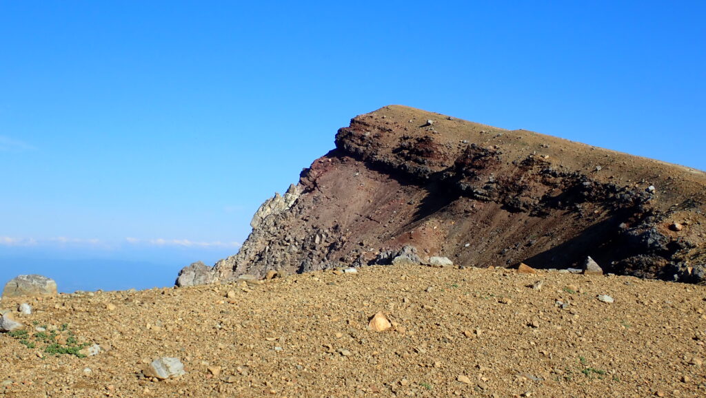 雌阿寒岳山頂から外輪山を歩きながら後ろを振り返ると山頂は崖の上でした。