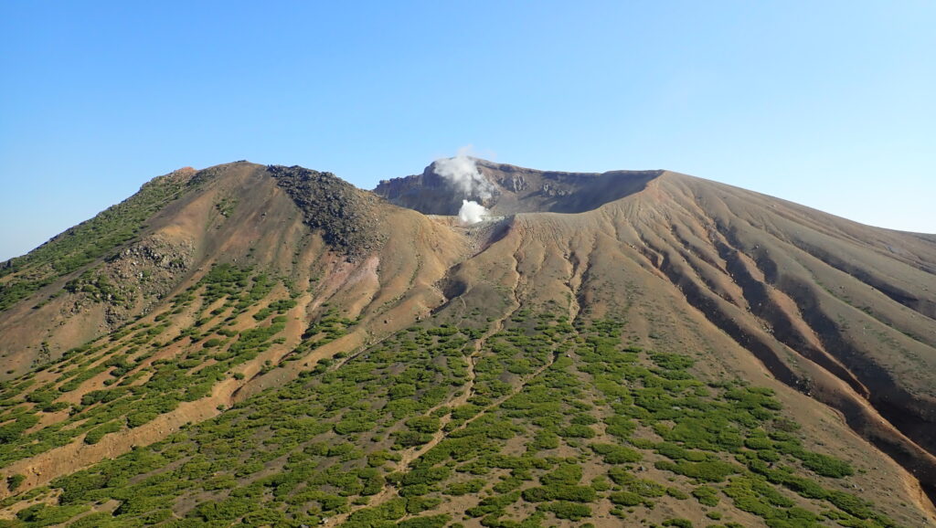 振り返ると「雌阿寒岳」の全景が良く見えます。