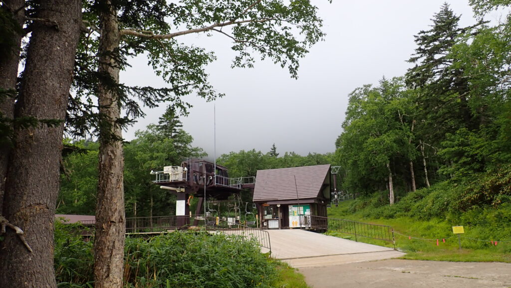 黒岳リフト乗り場です。後ろに黒岳が見えるのですが雲で視界が遮られています。