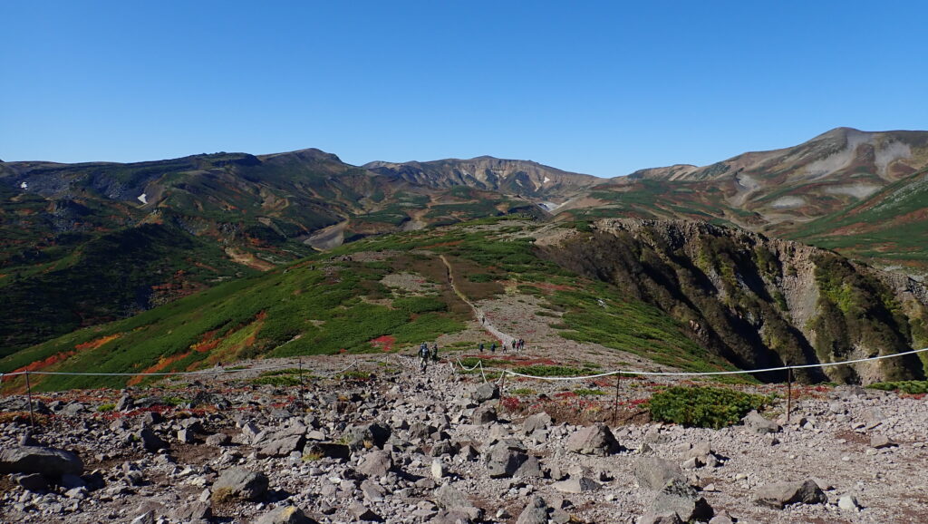 正面のお鉢に向かって登山道が延びています。