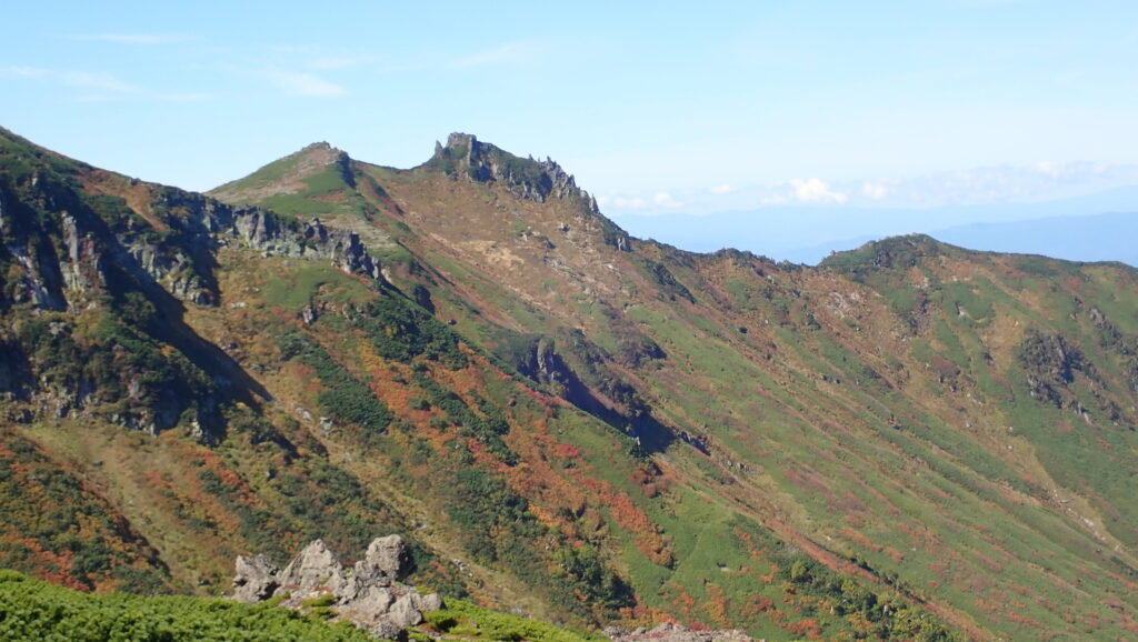 ゴツゴツとした岩は「上川岳」

「凌雲岳」からつながる稜線上にあります。

登山道はありません。