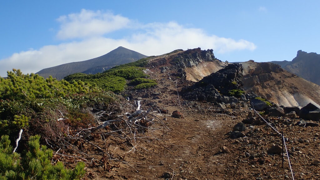 三段山の山頂標識が見えてきました。