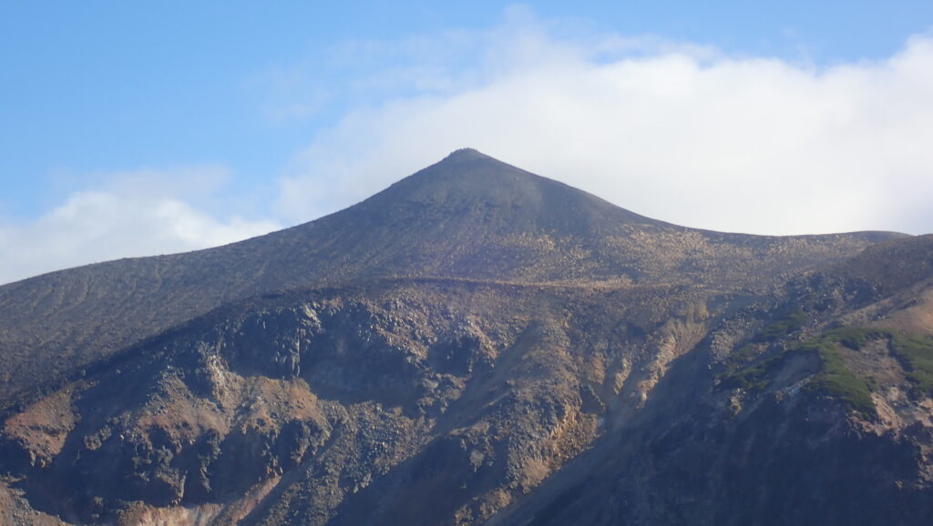 左が十勝岳山頂。