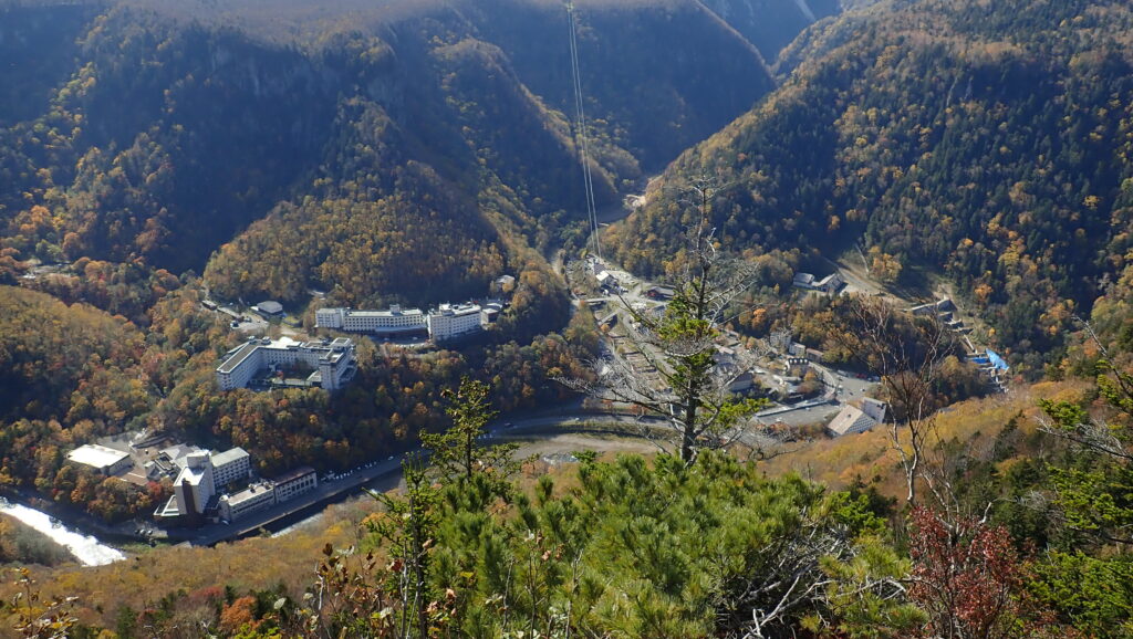 層雲峡温泉街を見下ろします。