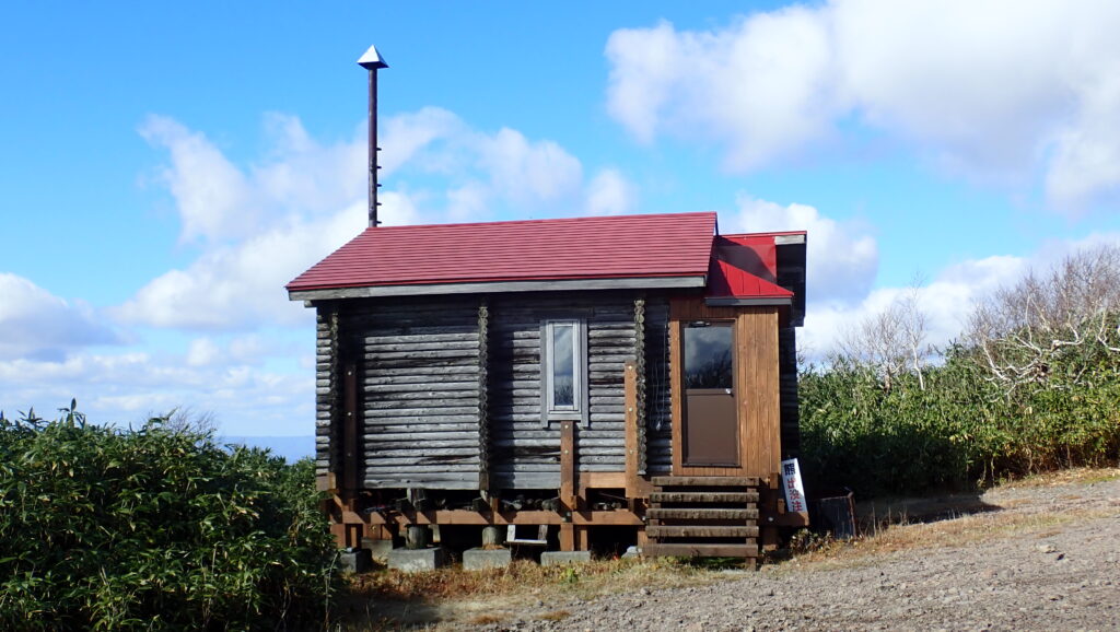 林道の行止まりにはご覧のような避難小屋があります。