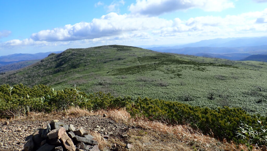 下川町からの登山道が薄っすらと確認できます。

現在、下川町の登山口へ通じる林道は通行止めとなっているようです。